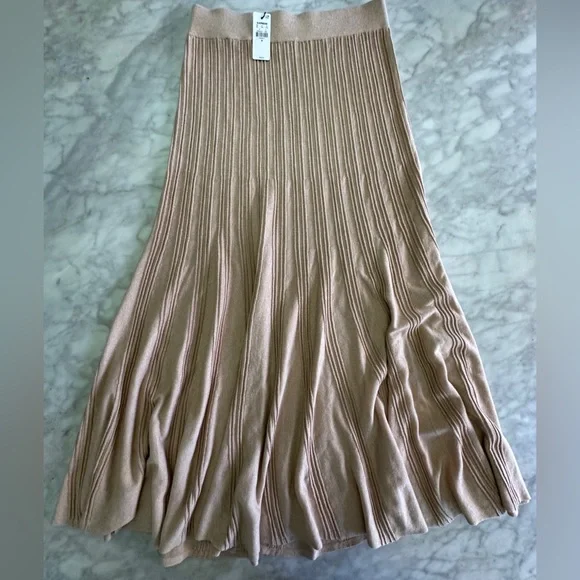 Metallic Ribbed High Waisted Fit and Flare Midi Skirt - Picture 8 of 8